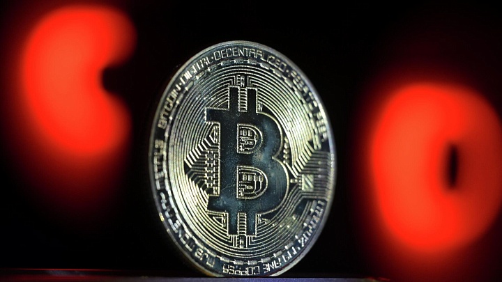 Стоимость биткоина опустилась ниже $62 тысяч