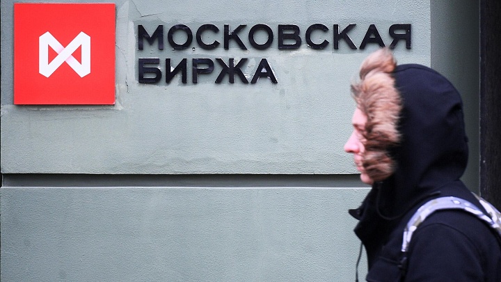 Курс рубля по итогам торгов пятницы снизился к юаню, но вырос за неделю