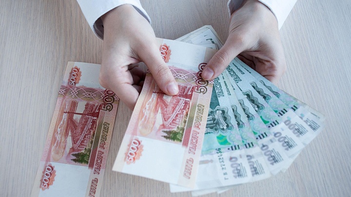 Россияне накопили "под матрасом" максимальную за два года сумму наличных