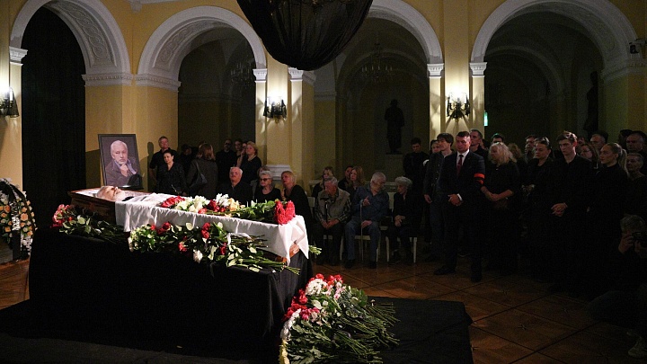 В Малом театре завершилась церемония прощания с Владимиром Сафроновым